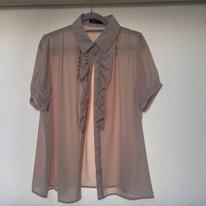 結婚式用に買いましたが、一度着て、自宅洗濯、自宅保管です。グレーっぽくみえますが、サーモンピンクです。