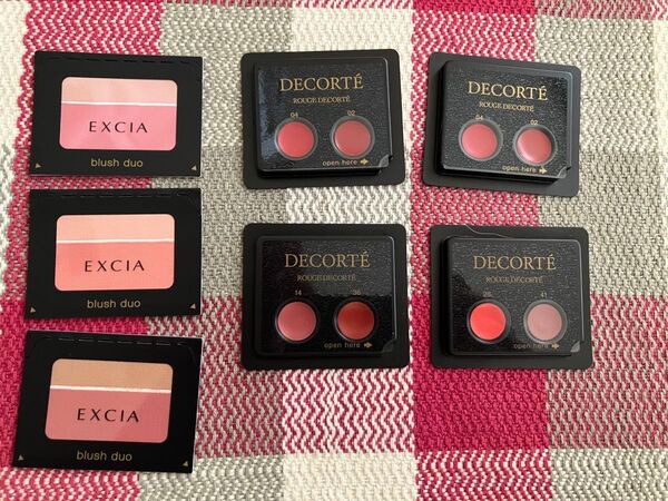 ①アルビオン エクシア チークカラー②COSME DECORTE ルージュ デコルテ