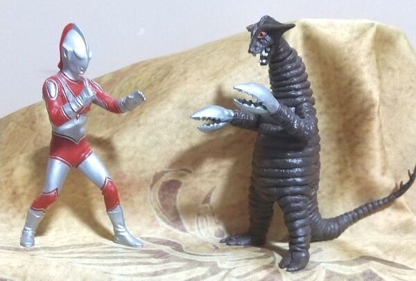 HGシリーズ ULTRAMAN ≪ 帰ってきたウルトラマン VS 岩石怪獣 サドラ≫セット