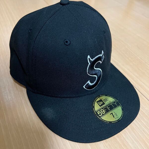 Supreme 22FW S Logo New Era 7-1/2 59.6cmシュプリーム デビルSロゴ キャップ ブラック