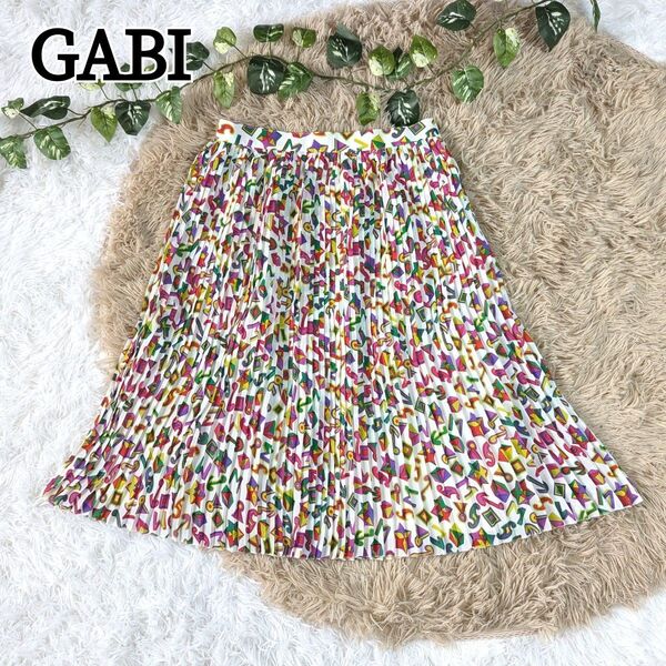 GABI ガビ マルチ柄 プリーツスカート ひざ丈 大きめサイズ フレア 白 幾何学柄 レトロ ひざ下丈 ミディ丈 ミモレ丈