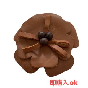 革製 フラワーモチーフ ブローチ ブラウン