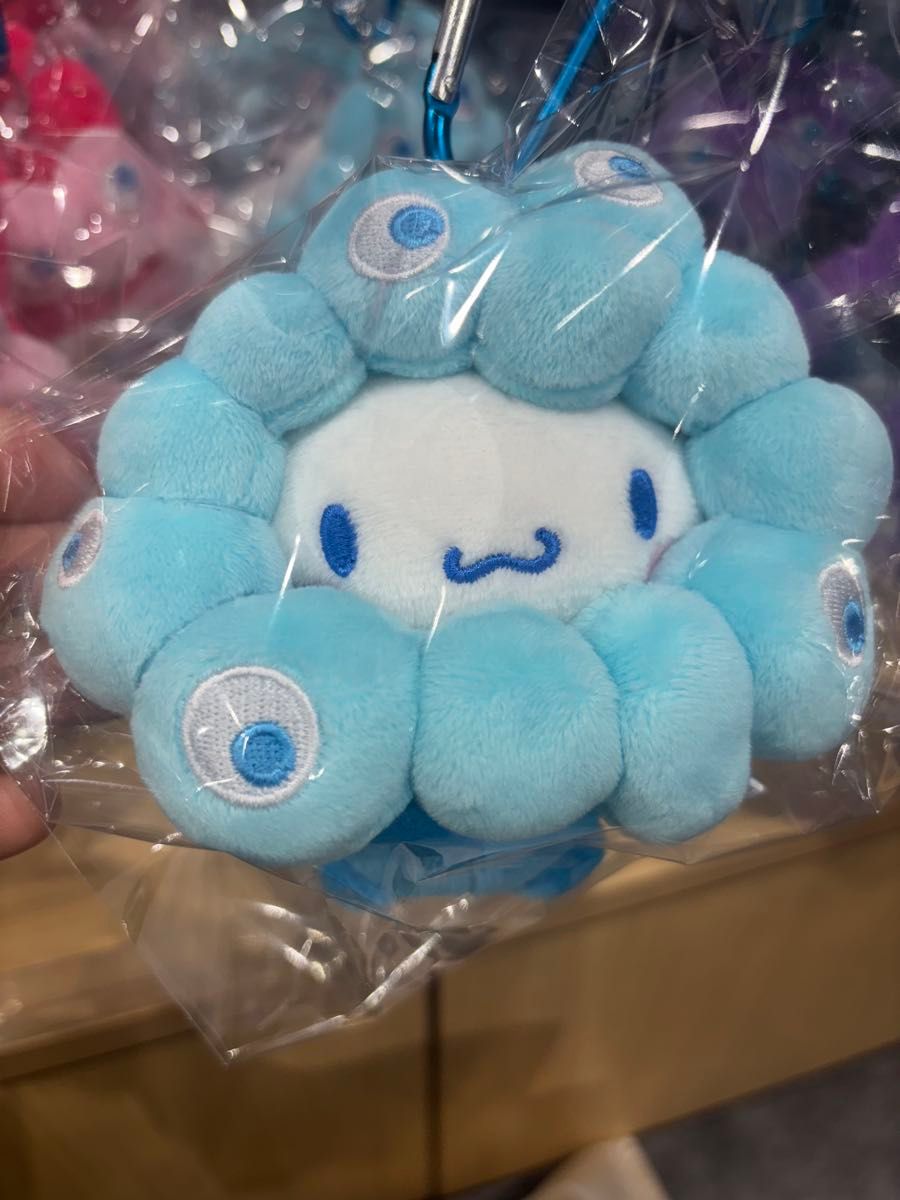 万博 ミャクミャク　サンリオ なりきりぬいぐるみ カラビナ付 シナモロール EXPO2025 ミャクミャクなりきりぬいぐるみ カラビナ付き