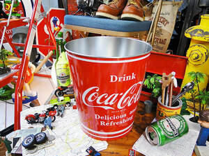 【139982】コークロゴにアルファベットが入った見た目がアメリカン☆コカ・コーラブランド ブリキ缶/アメリカ雑貨/ゴミ箱/coke/Coca-Cola