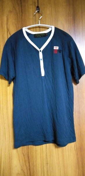 【KENT&CURWEN ケント&カーウェン】メンズ Vネック 半袖Tシャツ・カットソー Mサイズ ネイビーに白ネックライン 綿混