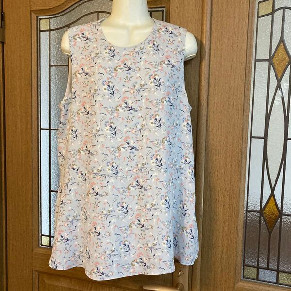 UNIQLO 大きいサイズ XL 花柄ノースリーブチュニック 裏地付き 美品♪ ブラウスシフォン