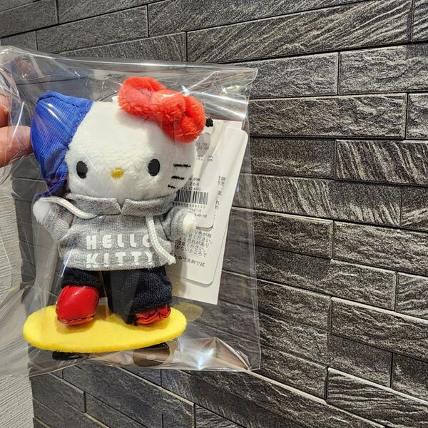 お顔厳選 me%ローリーズファーム ハローキティ ぬいぐるみマスコットキーホルダー スケボー スケボ