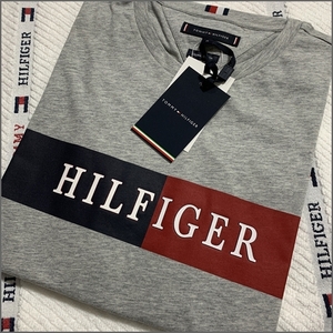 細やかな配色で目を引く立体的なインターシャロゴT　グレー　TOMMY HILFIGER