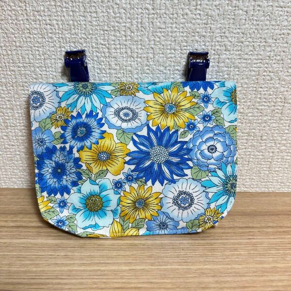 ハンドメイド オシャレなブルーのお花柄の移動ポケット クリップ付き