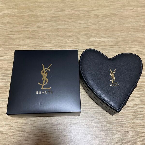 イヴサンローラン BEAUTE ミラー付き ハート型ポーチ 黒