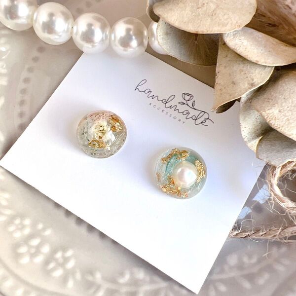 No.1303 ハンドメイド かすみ草 紫陽花 淡水パール 半球 レジン ピアス イヤリング