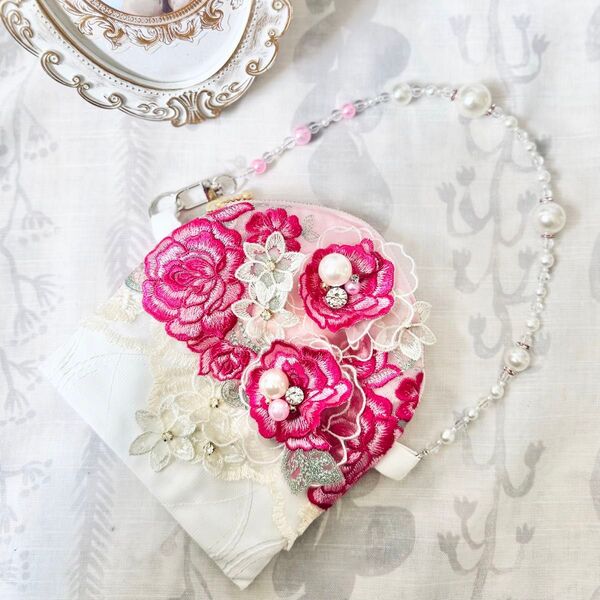 【ハンドメイド】華やか レースとピンクのお花のバッグチャームポーチ (20cmファスナー マチなし)