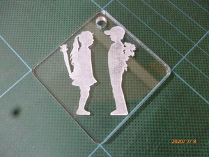 Art hand Auction Homemade laser engraved acrylic keychain Banksy Boy Meets Girl / Boy and Girl Approx. 67 x 67 mm (5 x 5 cm) Shipping Nationwide Flat Rate \400 New [Q-012], miscellaneous goods, key ring, Handmade