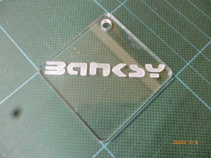 Art hand Auction Selbst gemachter Schlüsselanhänger aus Acryl mit Lasergravur Banksy-Logo ca. 67 x 67 mm (5 x 5 cm) Nekopos-kompatibel Bundesweite Pauschale 400 \ Neu [Q-027], Verschiedene Waren, Schlüsselbund, Handgefertigt