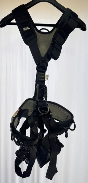 Petzl フルボディハーネス NAVAHO ブラック