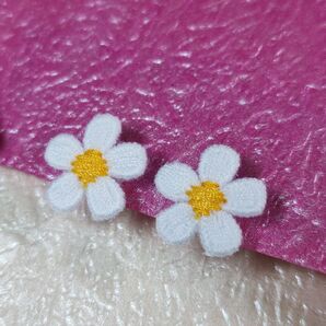 【Smile box】ノンホールピアス 樹脂製 アレルギー対応 刺繍フラワーモチーフ ホワイト 2個セット