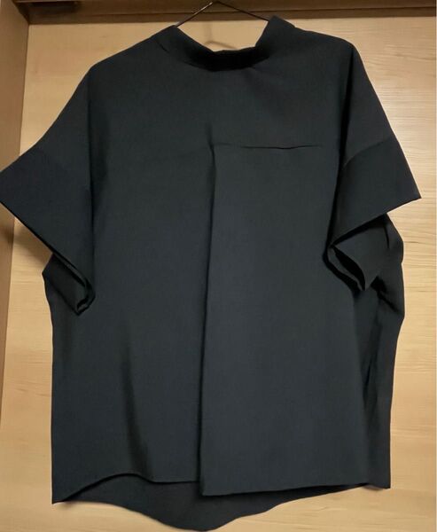 新品 未使用 タグ付き トップス 半袖 ブラック シンプル バック変形ボタン