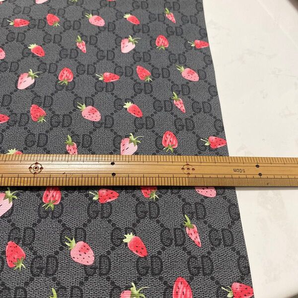 合皮生地 いちご柄 ラスト1枚