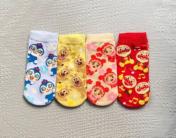 アンパンマンキャラクターの靴下4足セット 保育士