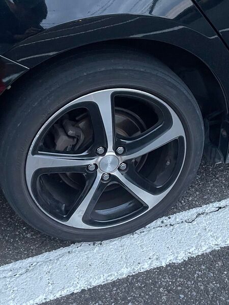 トヨタプリウス ホイール タイヤ215/45R17