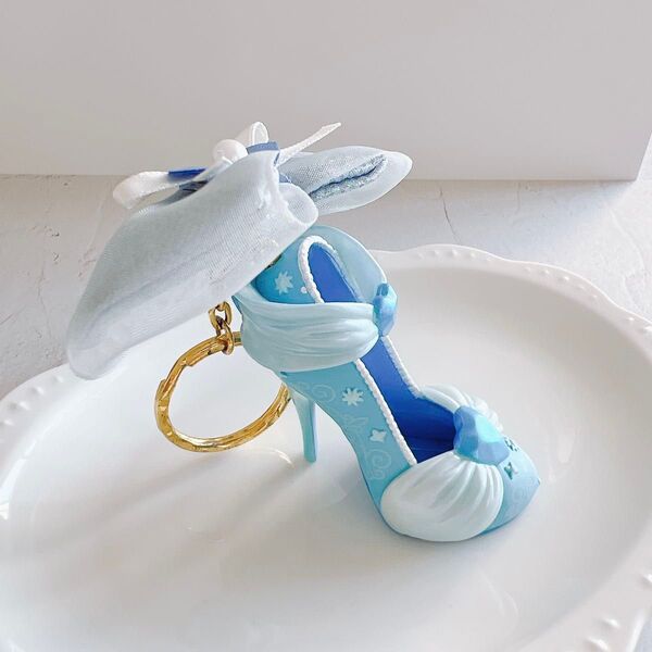 ディズニープリンセス Disney キーホルダー チャーム シンデレラ 青 可愛い リボン 靴 ブルー