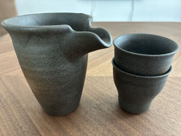 和モダンな黒陶器 徳利&お猪口2個セット 焼き模様 ギフトにも◎陶器 ペア 和食器 焼酎カップ カップ コップ フリーカップ