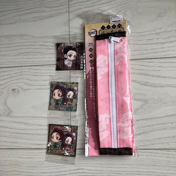 新品未使用バンドつきペンポーチ定価1320円 竈門禰豆子 鬼滅の刃ペンケース筆入れシール3枚セットまとめ売り竈門炭治郎