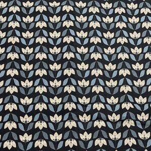 花柄 北欧系 黒地 コスモテキスタイル 綿麻キャンバス 生地 布 ハギレ カットクロス ☆ラスト50cm☆