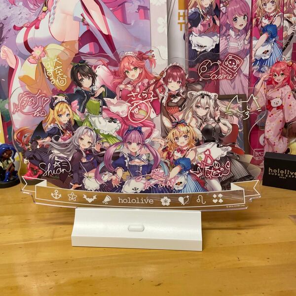 『ホロライブ』hololive ホロクッキング 一番くじのラストワン賞です。アクリルライトスタンドでボタンをおすと15色に光ります
