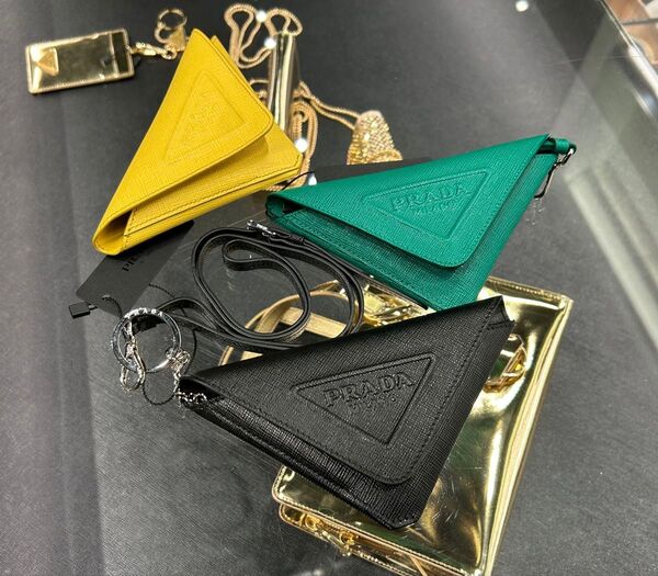 新品★プラダ★ストラップ付 カードケース★パスケース★イヤホン入★サフィアーノ★キーホルダー☆1TL445