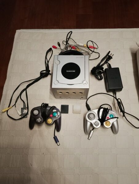 ゲームキューブ シルバー 任天堂 GAMECUBE コントローラー 2つ メモリーカード 2つ ソフト一つ付き