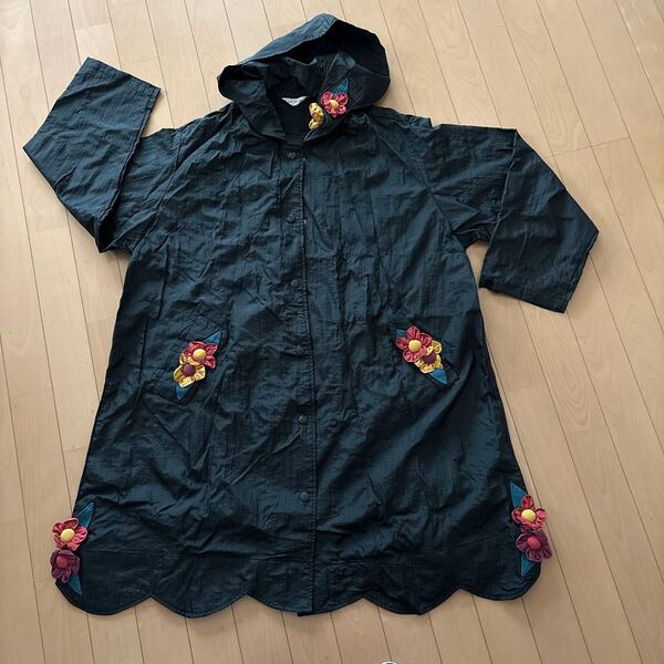 フード付きレインコート ポーチ付き カッパ 雨具 黒 花柄付き