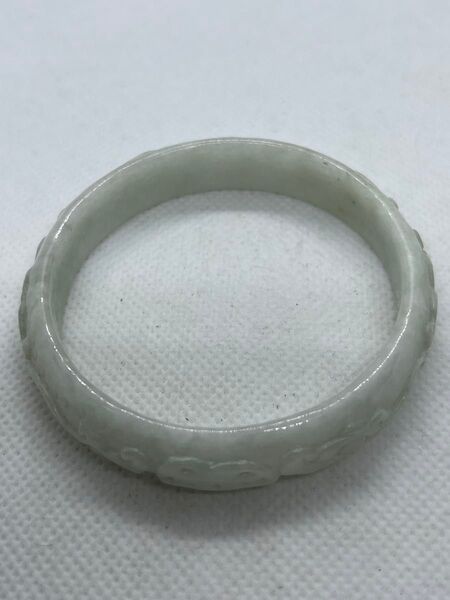 高品質 ヒスイバングル 翡翠腕輪、彫刻あり、天然石ヒスイ 内径約57mm