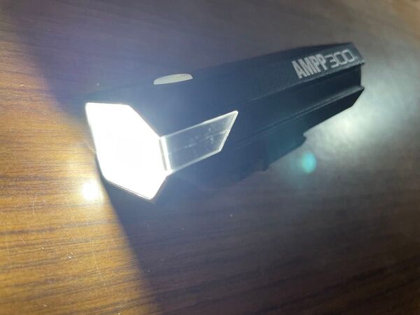 美品 Cateye 300ルーメン 充電式ライト AMPP300