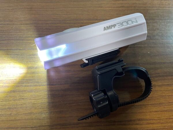 ほぼ未使用 Cateye 新型 300ルーメン 充電式ライト AMPP300N