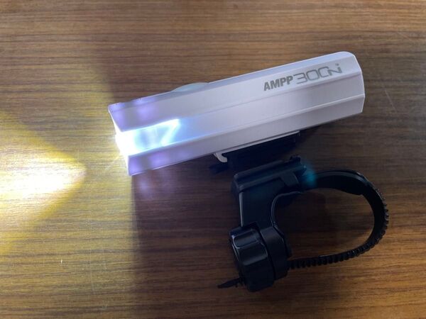 ほぼ未使用 Cateye 新型 300ルーメン 充電式ライト AMPP300N