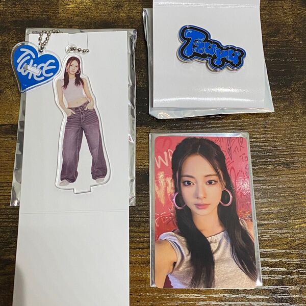 TWICE ツウィ アクスタチャーム ピンバッチ 特典トレカ 3点セット