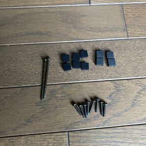 プレステ2のゴム足とネジとプラスチックのねじの蓋