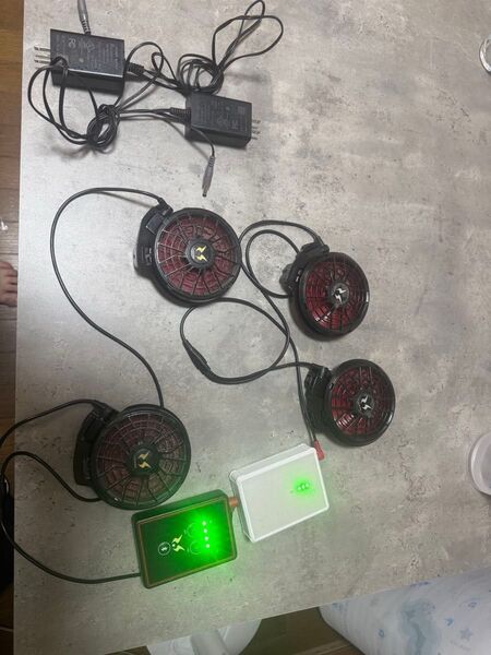 空調服ファン、バッテリー、ケーブル、充電器それぞれ2個のセットです。