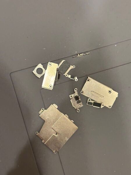 iPhone 12 Pro 内部の金属保護パーツ