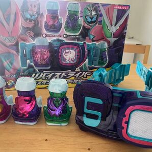仮面ライダーリバイス 変身ベルト DXリバイスドライバー&バイスタンプホルダー 完全なりきりセット