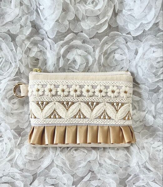 ミニポーチ☆インド刺繍リボン&フリル☆カラビナリング付き☆外・内側撥水加工生地☆12㎝ファスナー☆1㎝マチ付き☆ハンドメイド