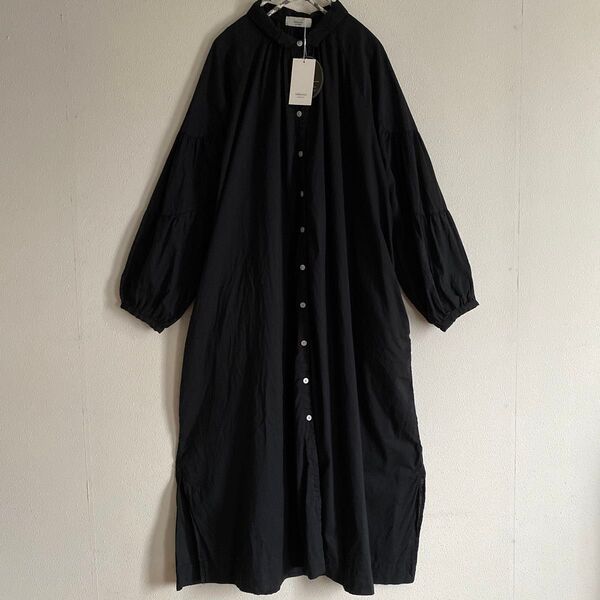 【ツクロイ tukuroi by SUN VALLEY サンバレー】新品 前開きワンピース チビ襟 袖ふんわり 羽織り 薄手 黒