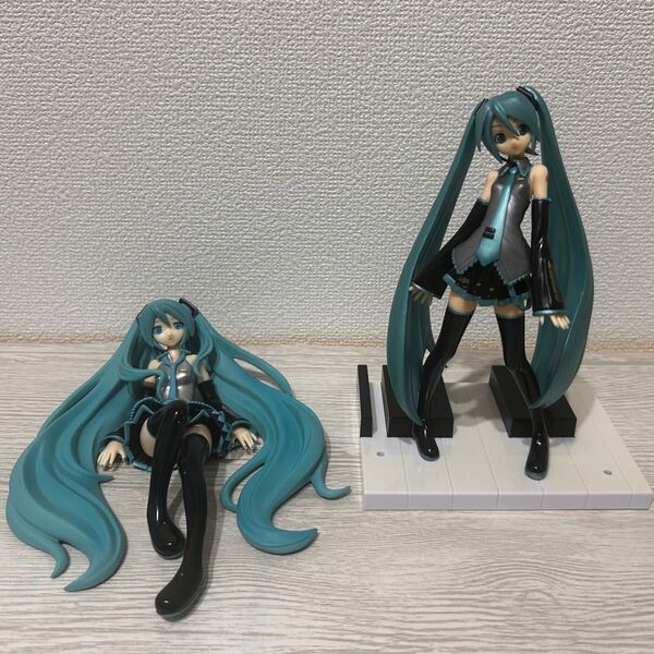 大人気バーチャルシンガー「初音ミク」のフィギュア2体セット