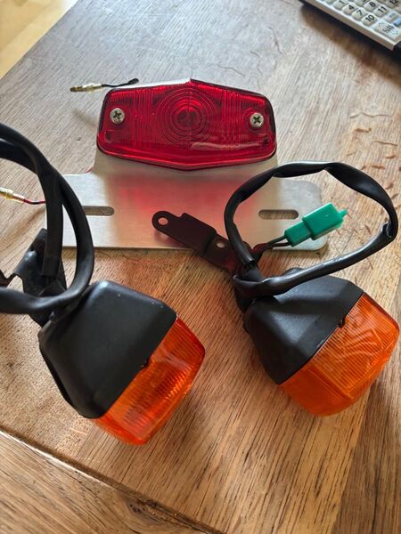 カブ等に ヤマハ VOX ボックス フロントウインカー ステー付きと汎用テールランプ ナンバーステー付き