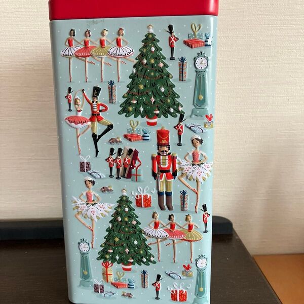 クリスマス柄の缶ケース くるみ割り人形 チャイコフスキー お菓子缶 三角柱 カルディコーヒー イギリス バレエ