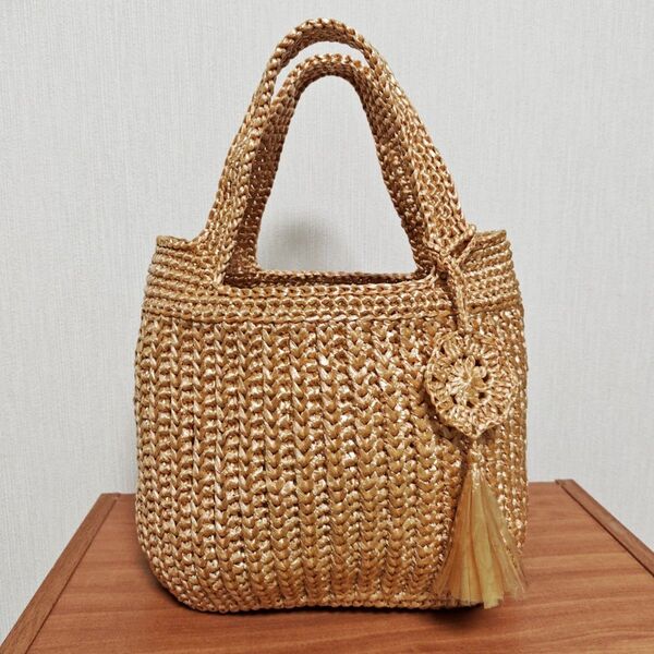 バッグ トートバッグ かごバッグ ゴールド ハンドメイド ビニールテープ スズランテープ かぎ針編み 手編み夏 タッセル チャーム