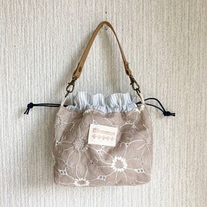 ハンドメイド 持ち手付き巾着ポーチ☆ベージュ刺繍生地