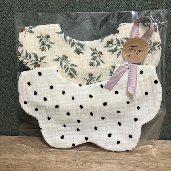新品 ベビースタイ 2枚セット オシャレ プレゼント包装 プチギフト よだれかけ 花柄 水玉 コットン