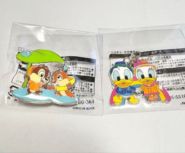 ディズニーランド ゲーム景品 雨の日限定ピンバッチ キーホルダー
